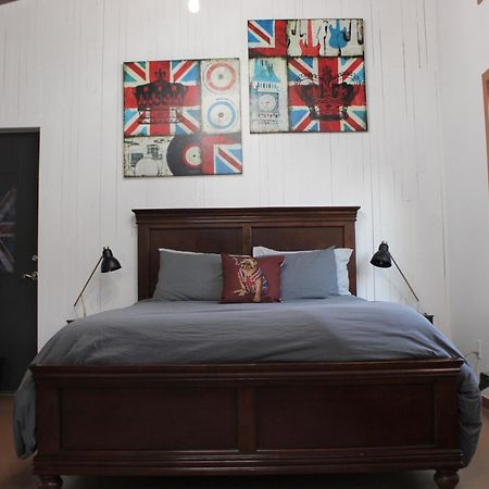 Private Bright Modern Studio! Queen Bed ! Victoria Luaran gambar