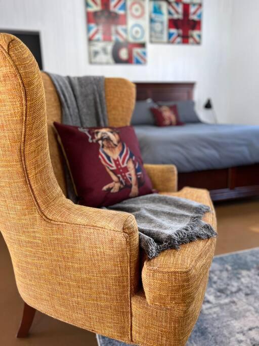 Private Bright Modern Studio! Queen Bed ! Victoria Luaran gambar