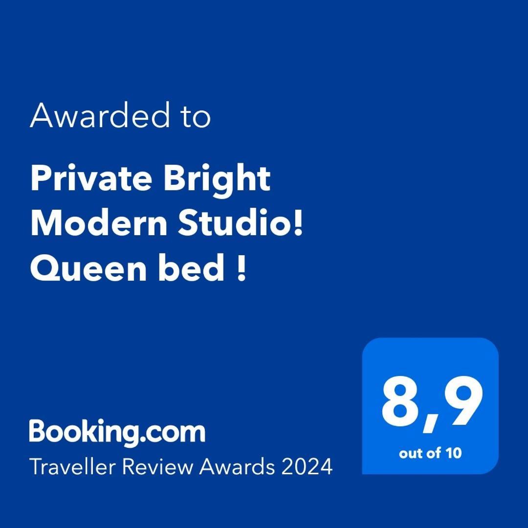 Private Bright Modern Studio! Queen Bed ! Victoria Luaran gambar