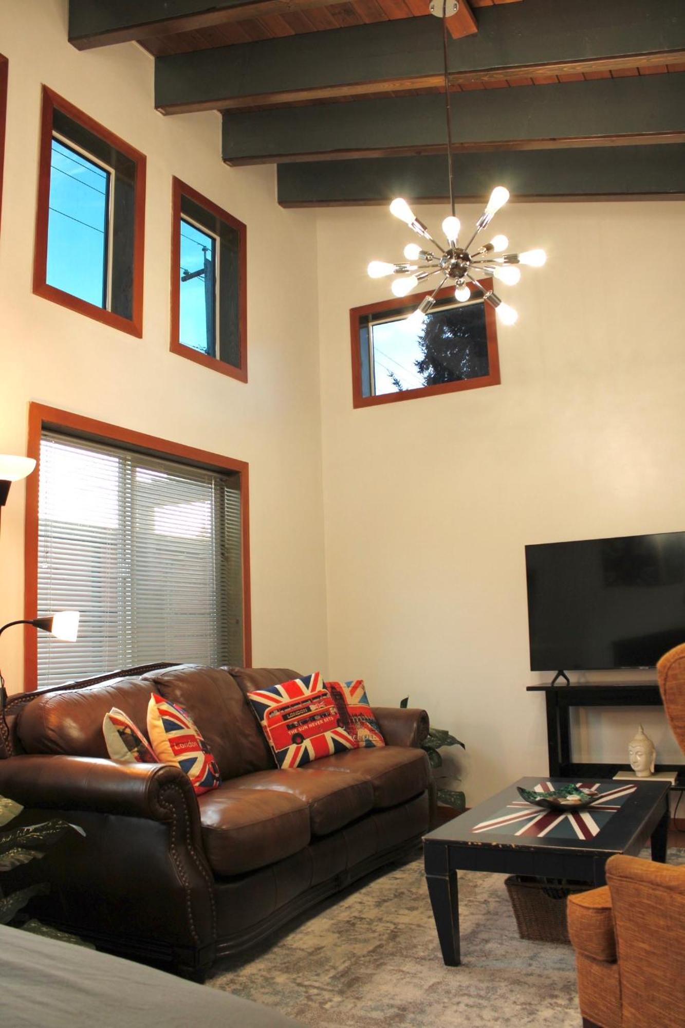 Private Bright Modern Studio! Queen Bed ! Victoria Luaran gambar