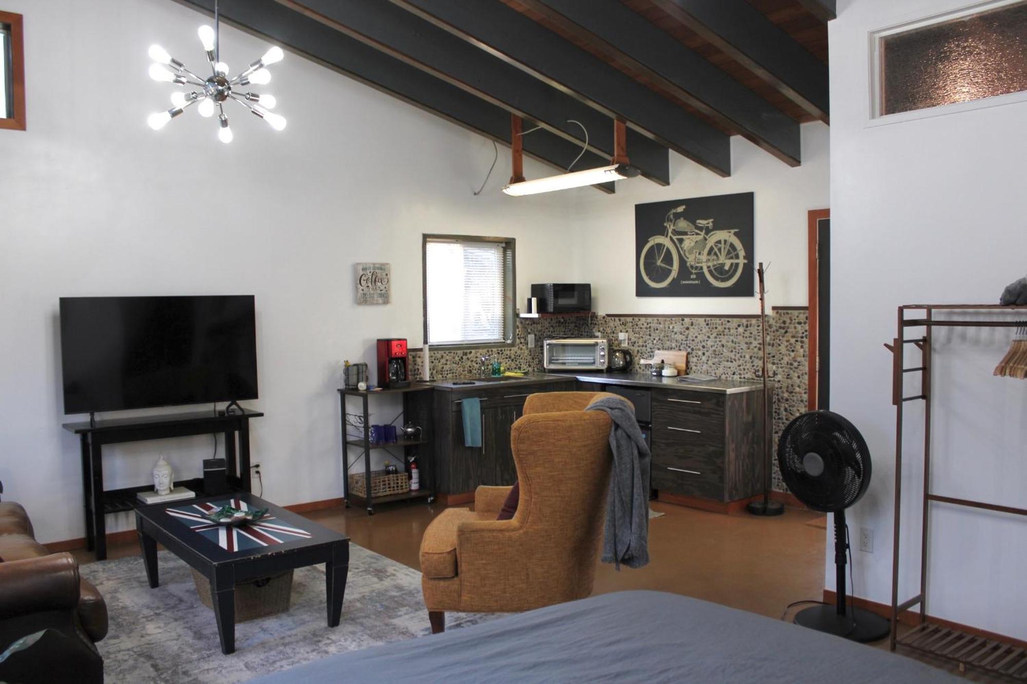 Private Bright Modern Studio! Queen Bed ! Victoria Luaran gambar