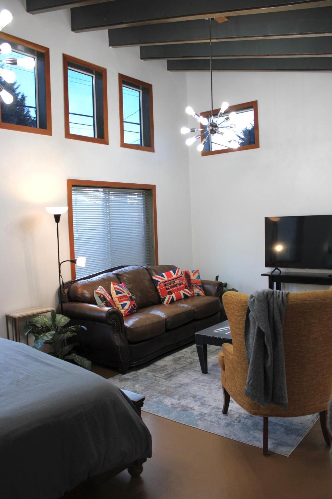 Private Bright Modern Studio! Queen Bed ! Victoria Luaran gambar