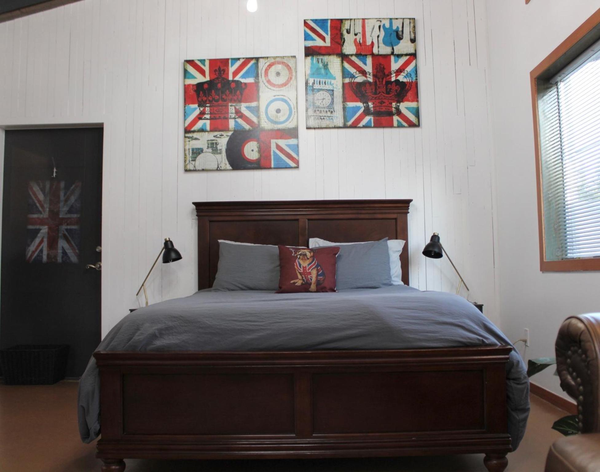 Private Bright Modern Studio! Queen Bed ! Victoria Luaran gambar
