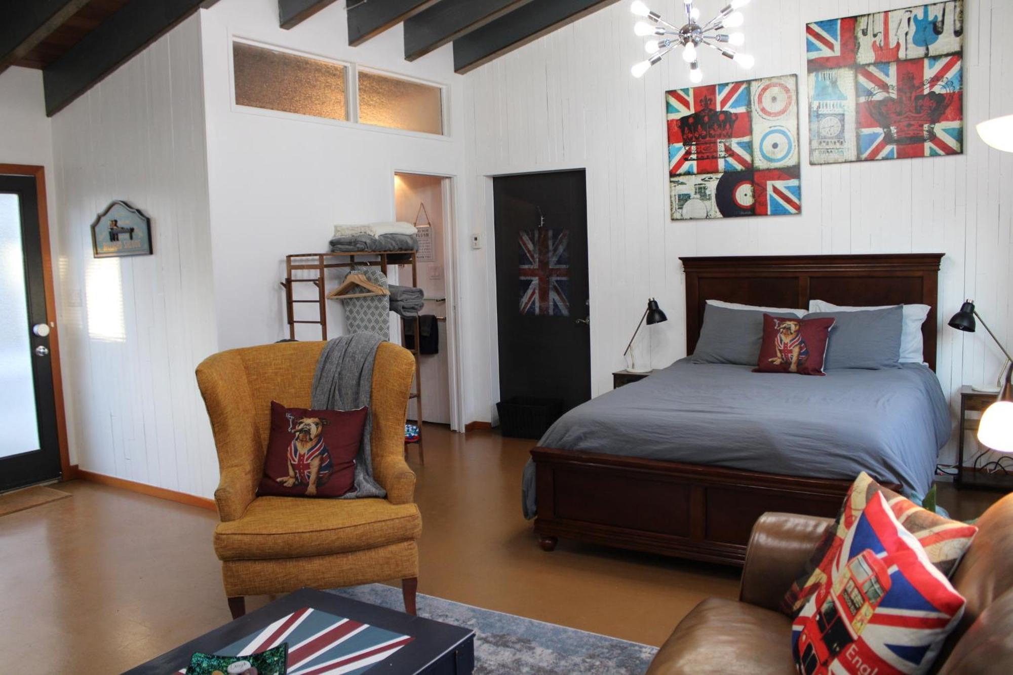 Private Bright Modern Studio! Queen Bed ! Victoria Luaran gambar