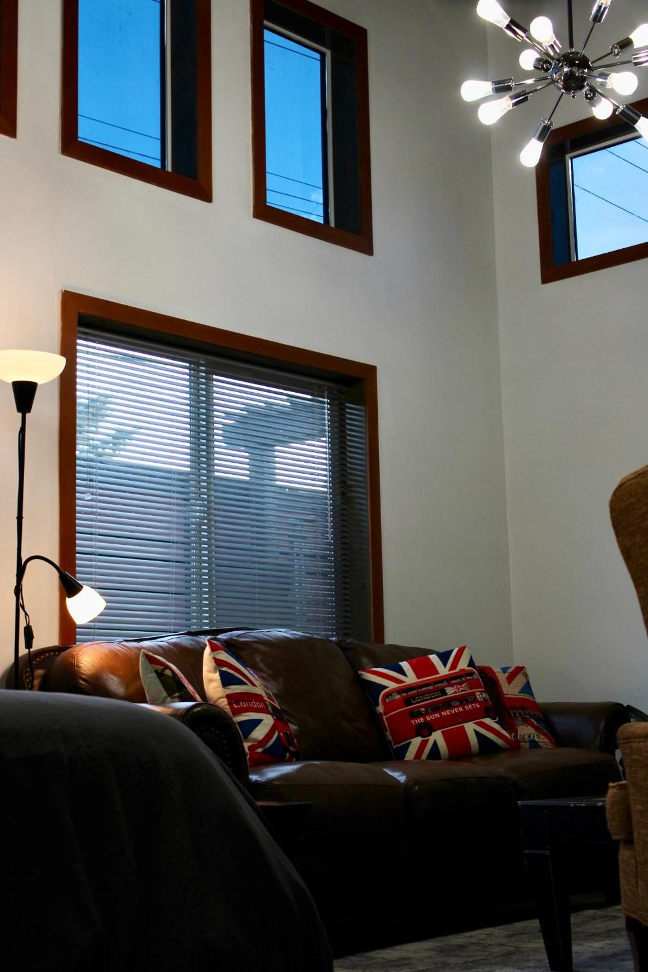 Private Bright Modern Studio! Queen Bed ! Victoria Luaran gambar