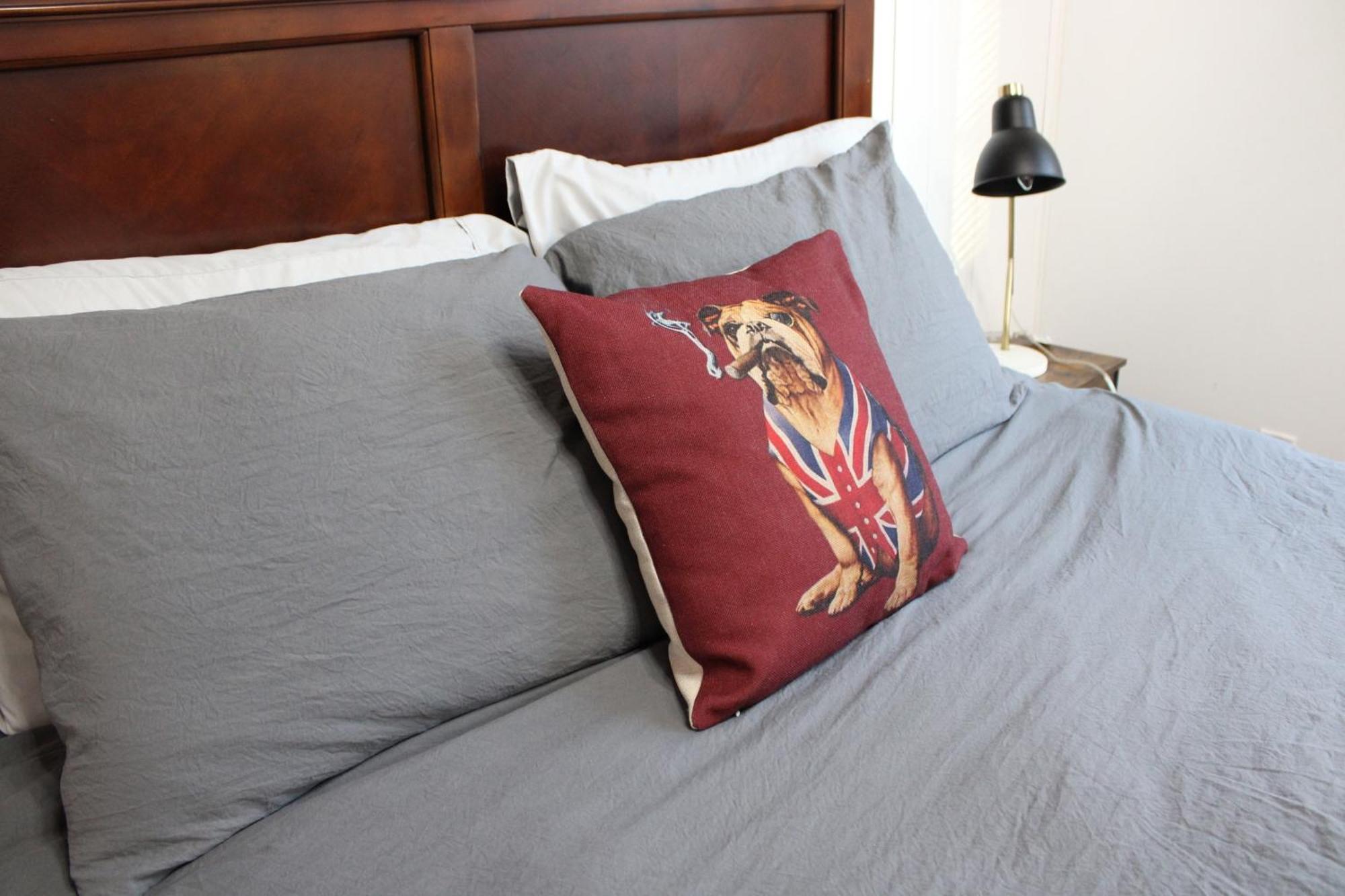 Private Bright Modern Studio! Queen Bed ! Victoria Luaran gambar